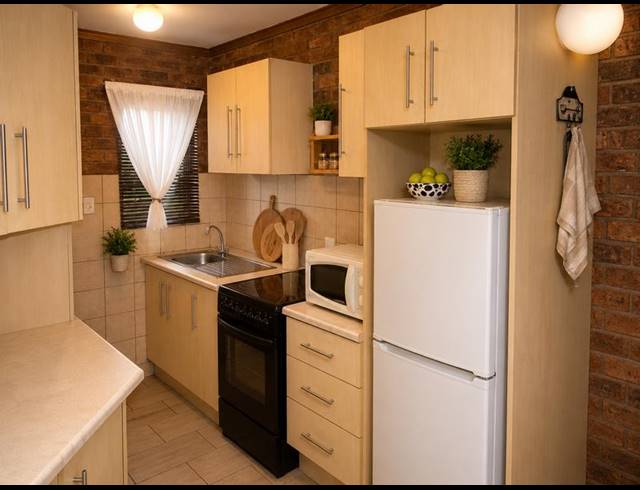 2 BEDROOM TOWNHOUSE FOR SALE IN UITSIG
